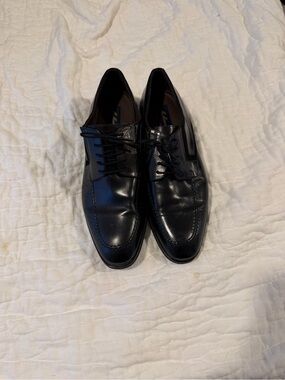 Classic Black Leather Derby Shoes with Lace-Up Closure